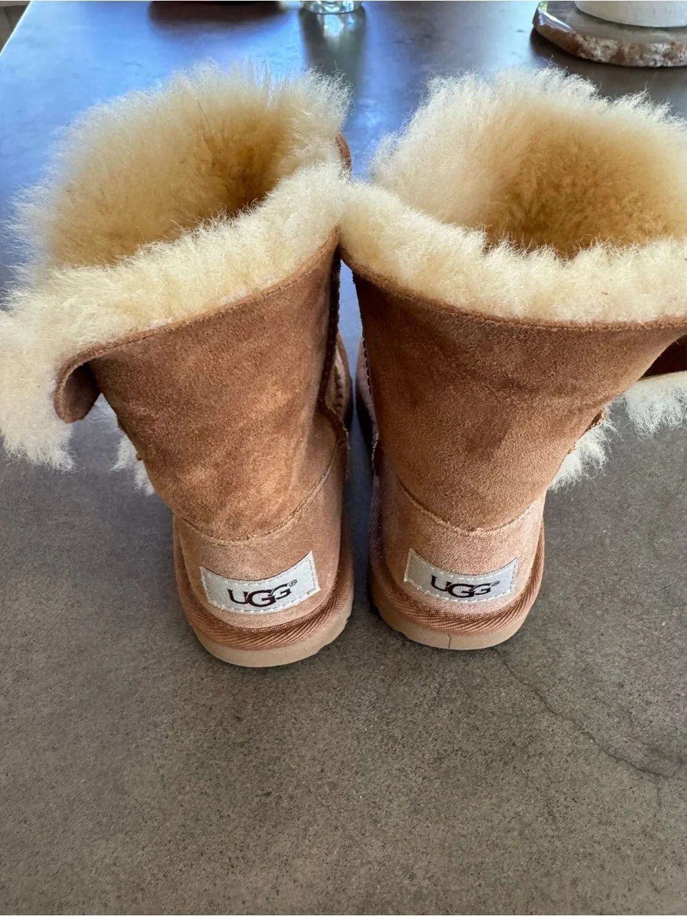 Kids Ugg boots Bailey button in chestnut brand new, never worn